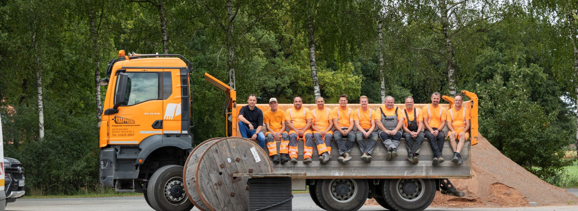 Mitarbeiter sitzen auf einem LKW